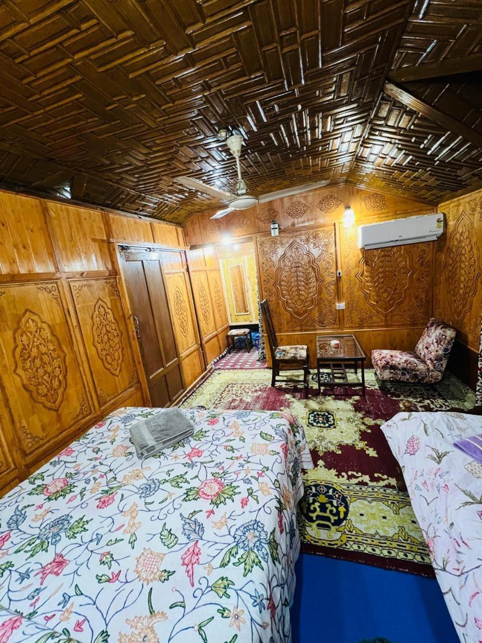 Houseboat Young Snow View Front Line Dal Lake Srīnagar Habitación foto