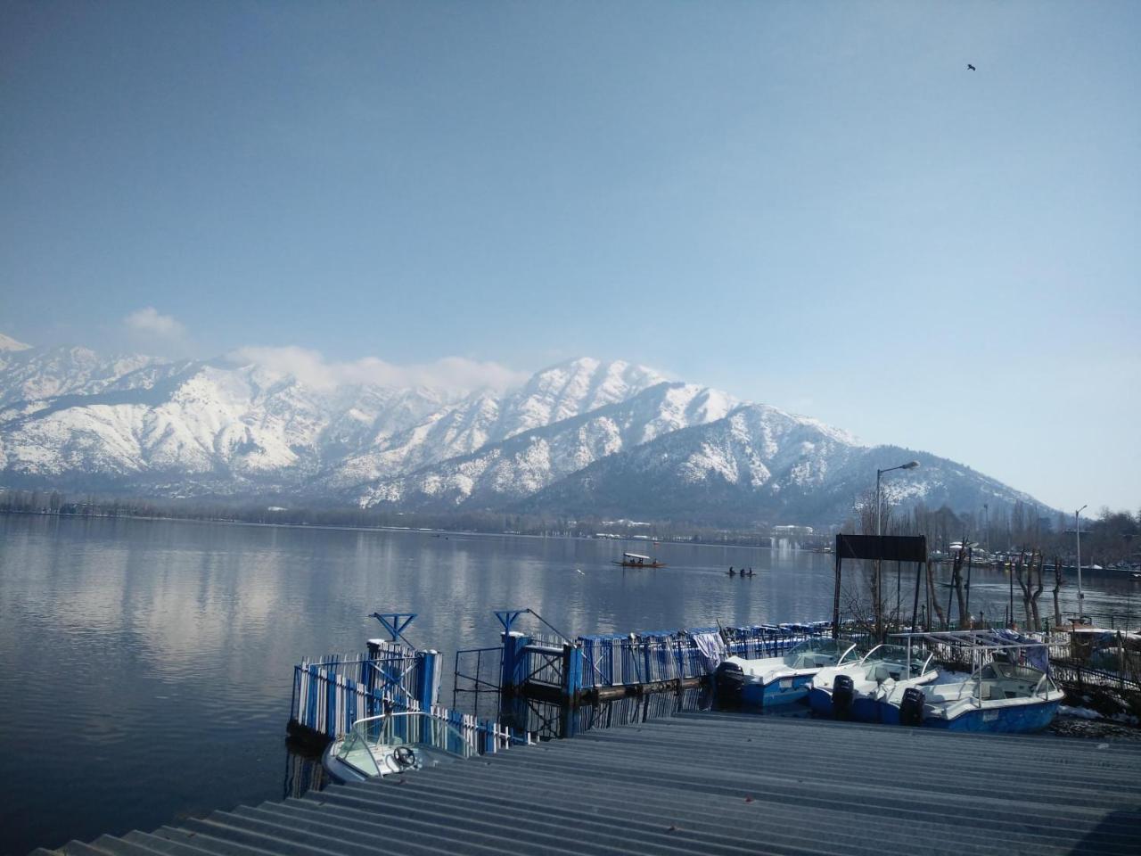 Houseboat Young Snow View Front Line Dal Lake Srīnagar Exterior foto