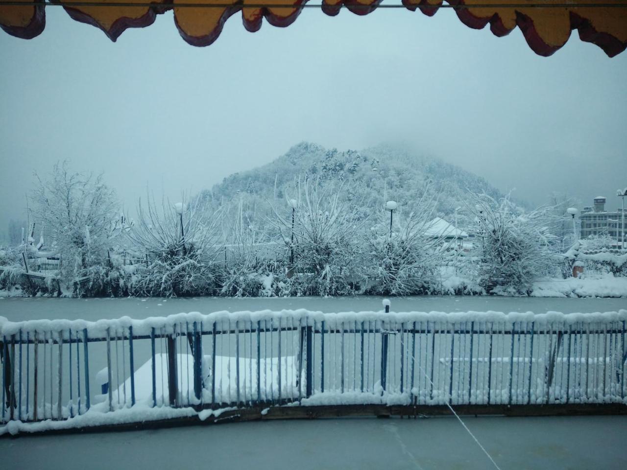 Houseboat Young Snow View Front Line Dal Lake Srīnagar Exterior foto